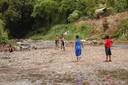 Niños jugando en el río.