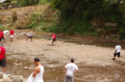 Jugando pelota en el río.