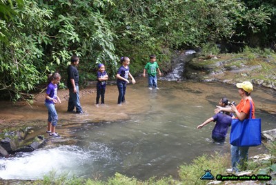 Niños jugando en el agua.