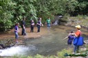 Niños jugando en el agua.