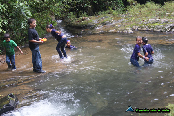 Niños disfrutando de una de las charcas de la Quebrada Doña Juana.