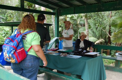 Distintas agencias y organizaciones ambientales orientaron al público.