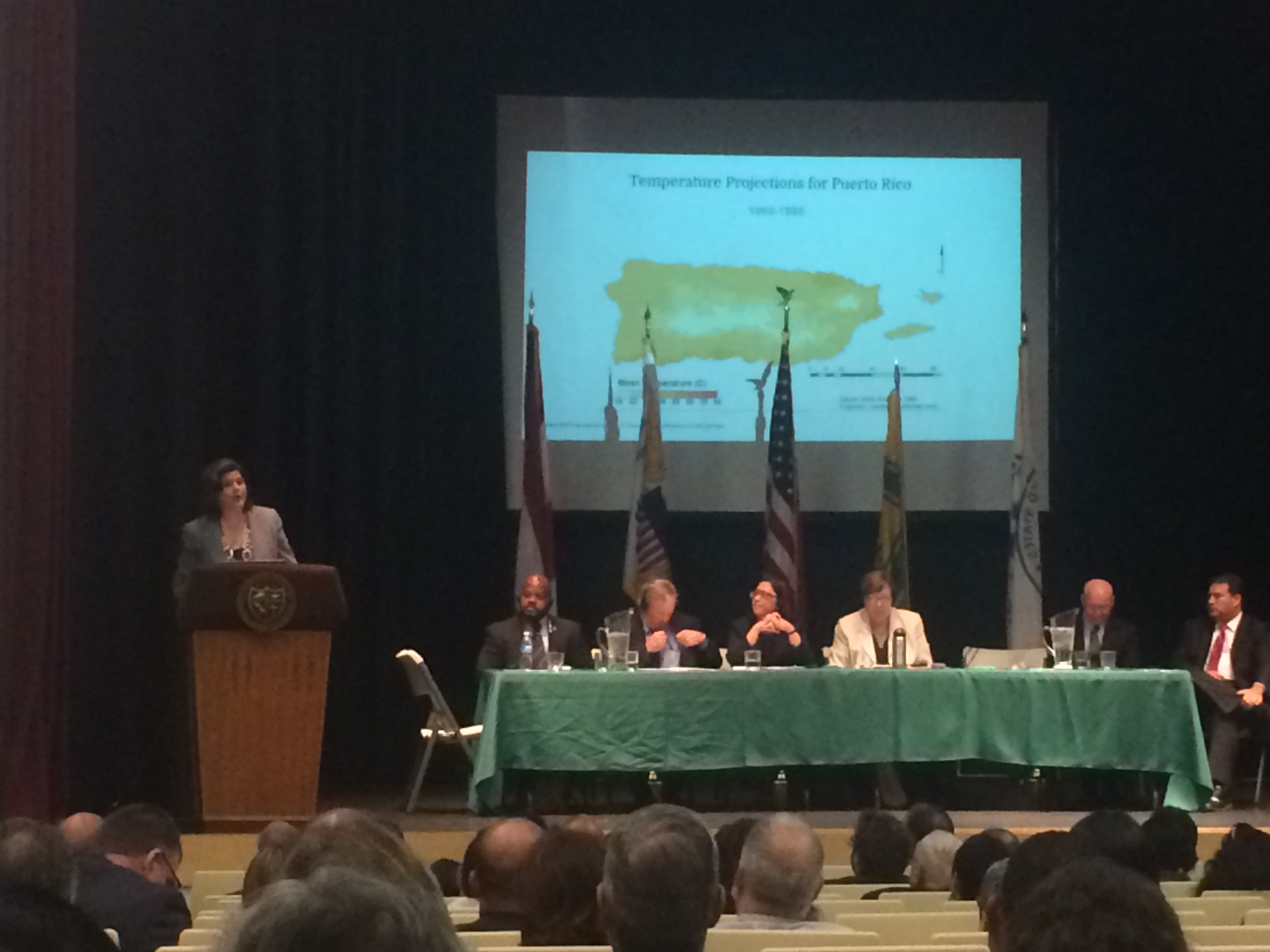 La secretaria del Departamento de Recursos Naturales y Ambientales DRNA),Carmen Guerrero Pérez, depone sobre los planes de adaptabilidad de Puerto Rico en la Segunda Conferencia de Cambio Climático.